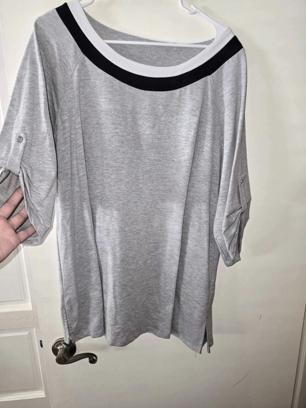 Avenue Color Block Short Sleeve Top in Gray & Black Like New, Size 18/20